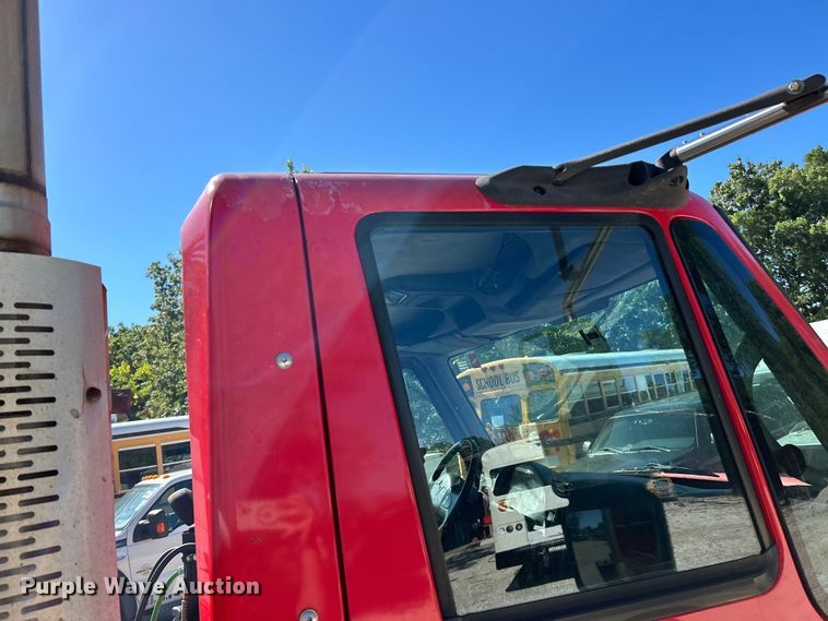 image for item EK4881 2003 International  8500 semi truck