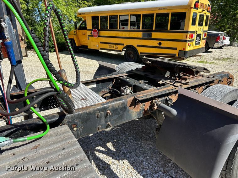 image for item EK4881 2003 International  8500 semi truck