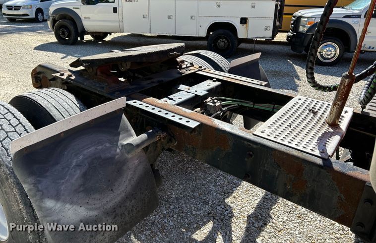 image for item EK4881 2003 International  8500 semi truck