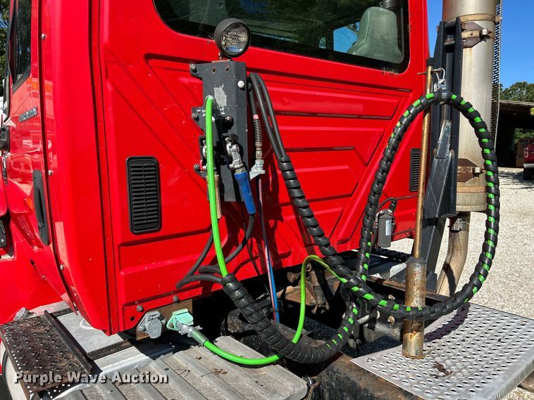 image for item EK4881 2003 International  8500 semi truck