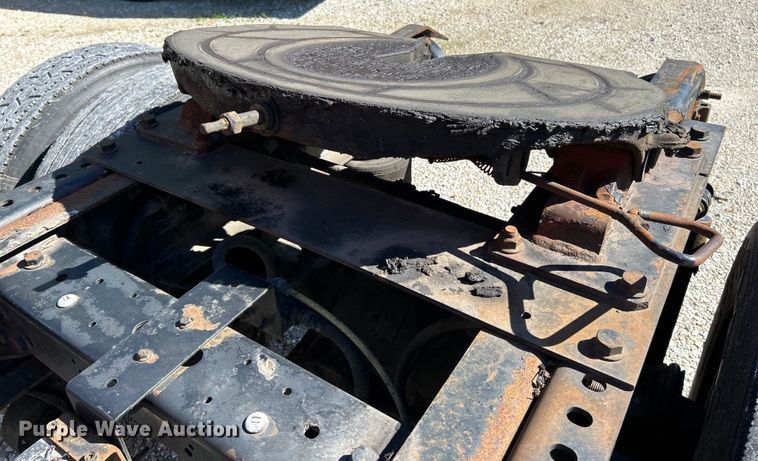 image for item EK4881 2003 International  8500 semi truck