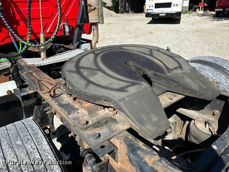 image for item EK4881 2003 International  8500 semi truck