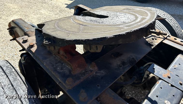 image for item EK4881 2003 International  8500 semi truck