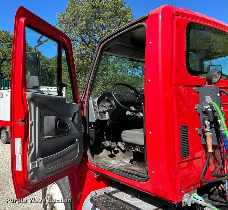 image for item EK4881 2003 International  8500 semi truck