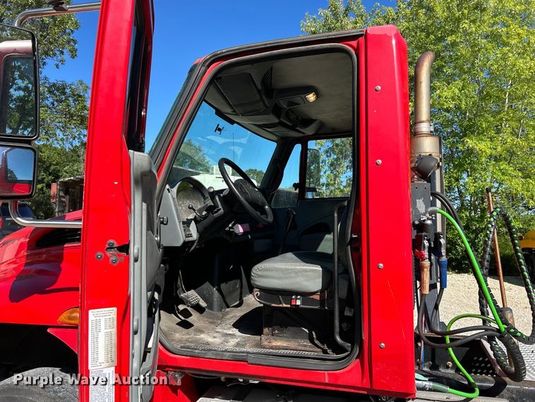 image for item EK4881 2003 International  8500 semi truck