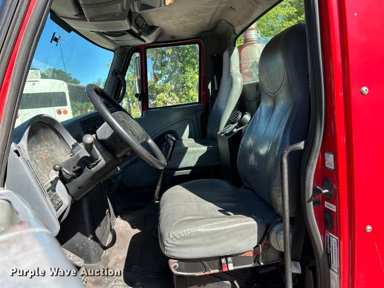 image for item EK4881 2003 International  8500 semi truck