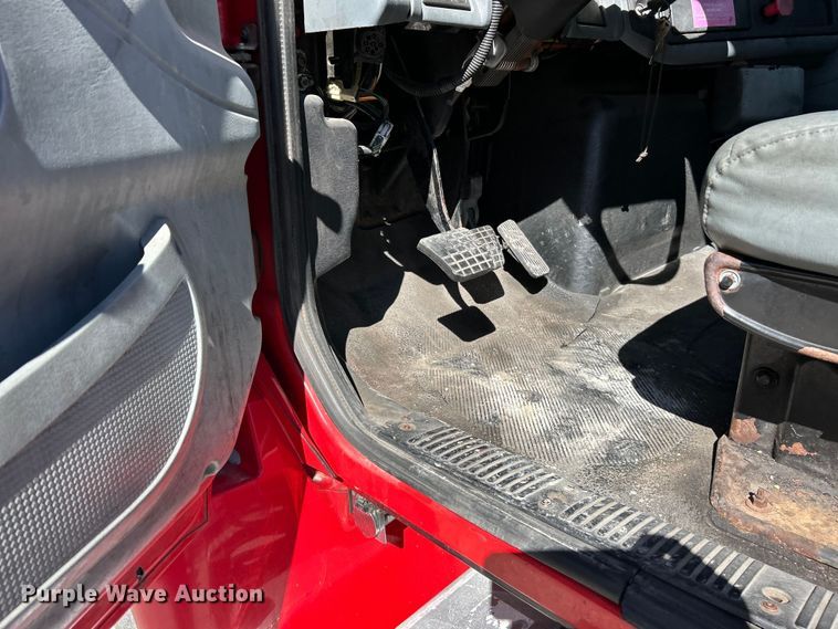 image for item EK4881 2003 International  8500 semi truck