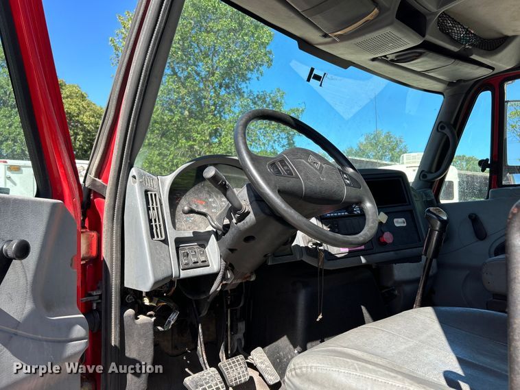 image for item EK4881 2003 International  8500 semi truck