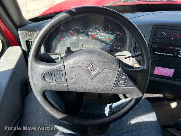 image for item EK4881 2003 International  8500 semi truck