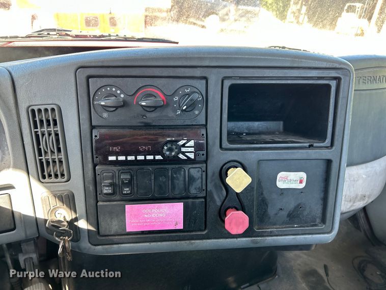 image for item EK4881 2003 International  8500 semi truck