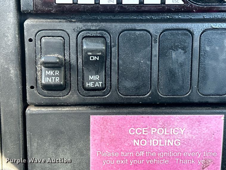 image for item EK4881 2003 International  8500 semi truck