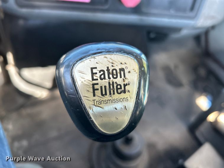 image for item EK4881 2003 International  8500 semi truck