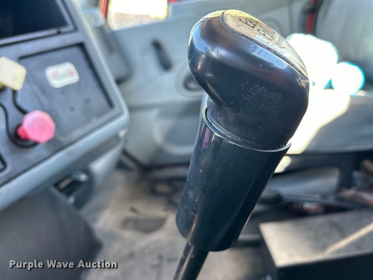 image for item EK4881 2003 International  8500 semi truck