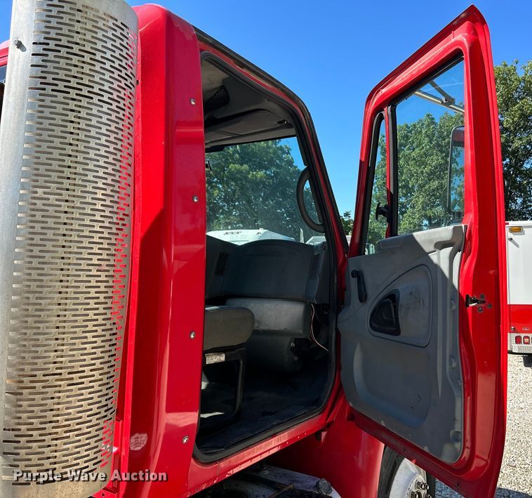 image for item EK4881 2003 International  8500 semi truck