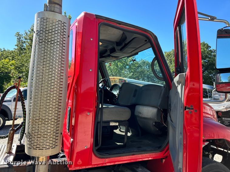 image for item EK4881 2003 International  8500 semi truck