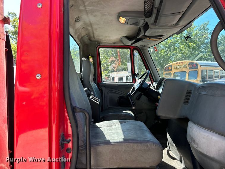 image for item EK4881 2003 International  8500 semi truck