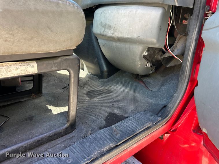 image for item EK4881 2003 International  8500 semi truck