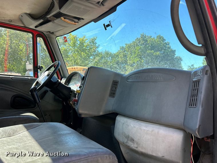 image for item EK4881 2003 International  8500 semi truck