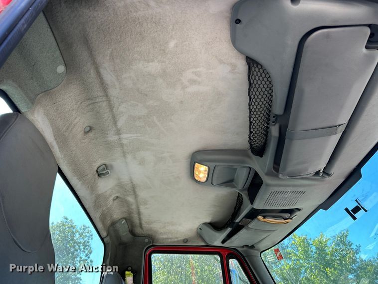 image for item EK4881 2003 International  8500 semi truck