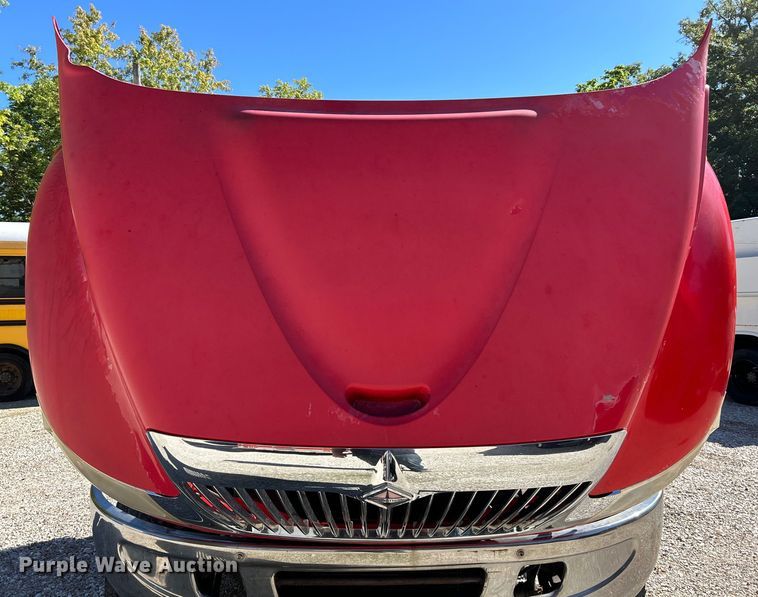 image for item EK4881 2003 International  8500 semi truck