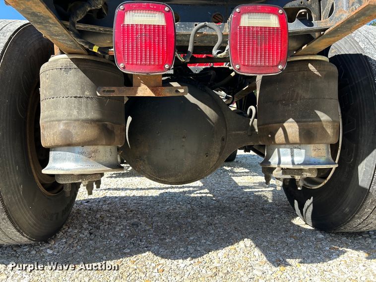 image for item EK4881 2003 International  8500 semi truck