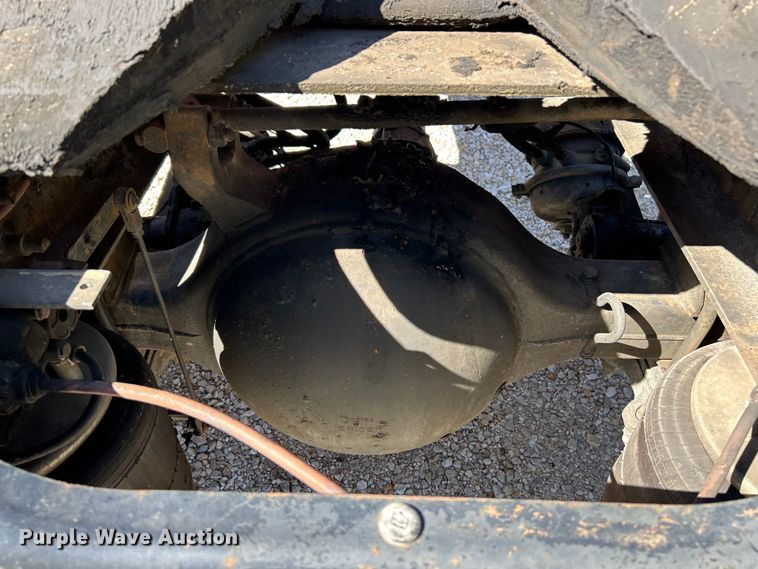 image for item EK4881 2003 International  8500 semi truck