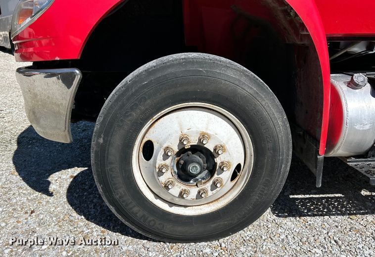 image for item EK4881 2003 International  8500 semi truck