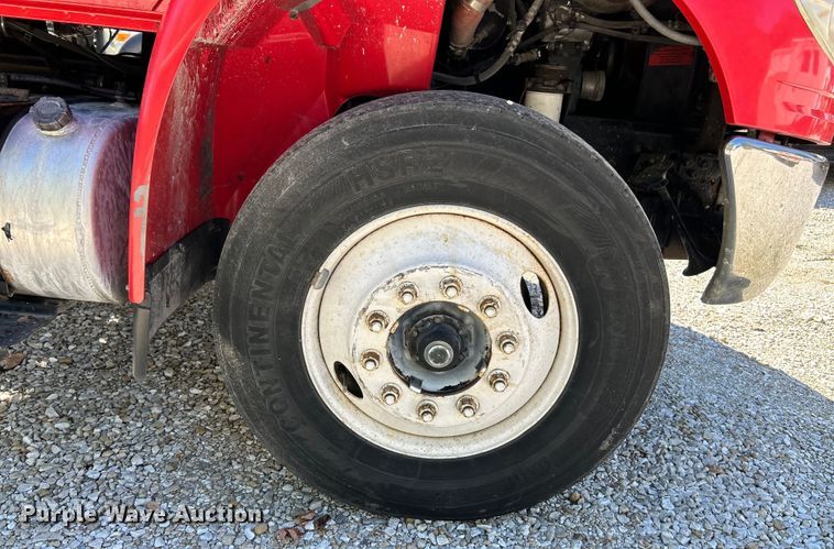 image for item EK4881 2003 International  8500 semi truck