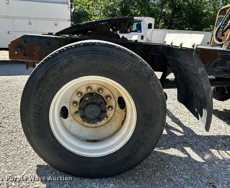 image for item EK4881 2003 International  8500 semi truck