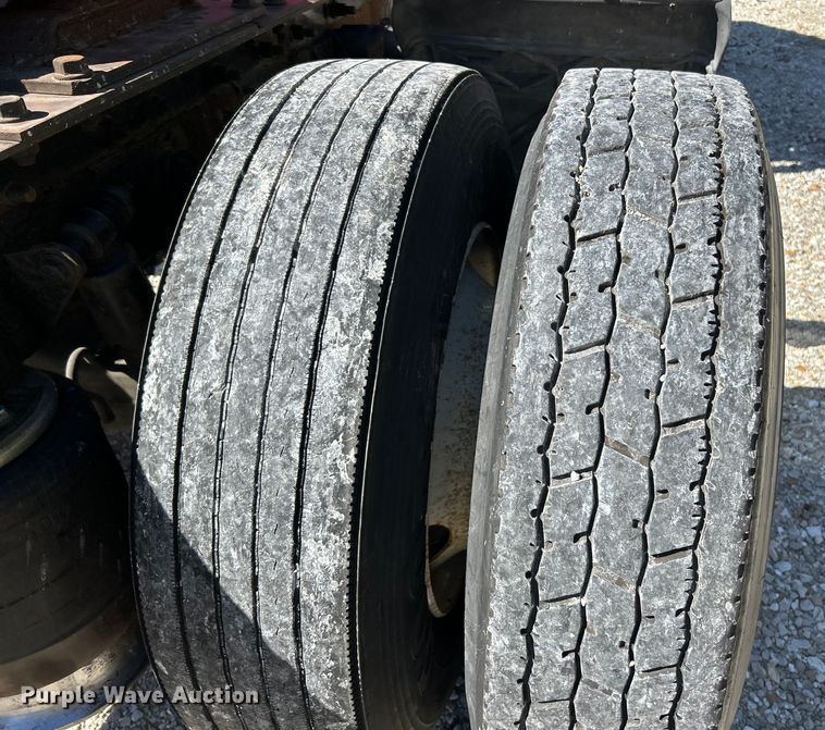 image for item EK4881 2003 International  8500 semi truck