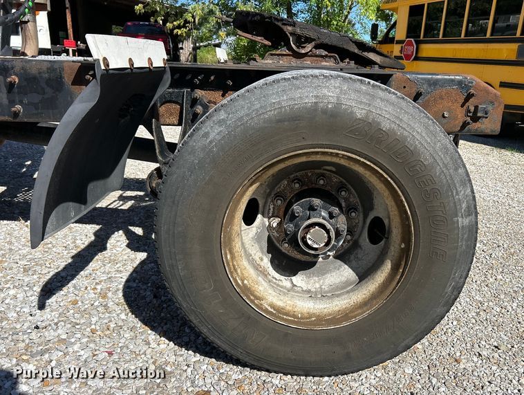 image for item EK4881 2003 International  8500 semi truck