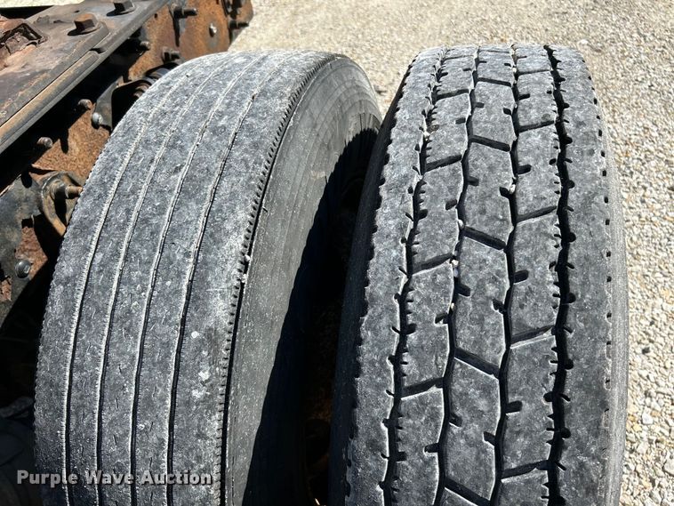 image for item EK4881 2003 International  8500 semi truck