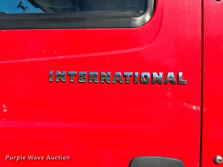 image for item EK4881 2003 International  8500 semi truck