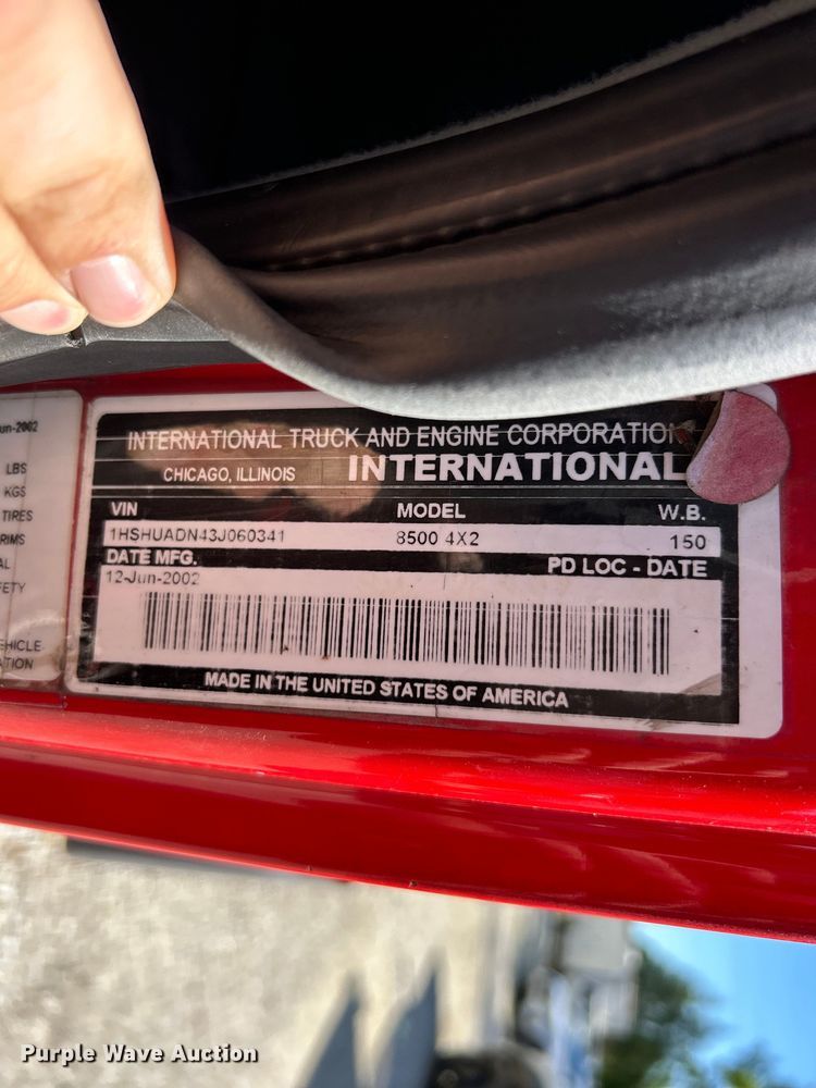 image for item EK4881 2003 International  8500 semi truck