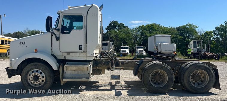 image for item EK8658 2007 Kenworth  T800 semi truck
