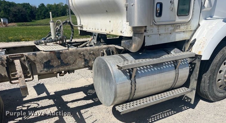 image for item EK8658 2007 Kenworth  T800 semi truck