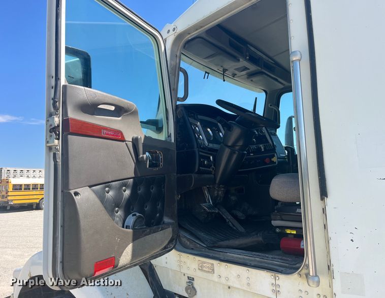 image for item EK8658 2007 Kenworth  T800 semi truck