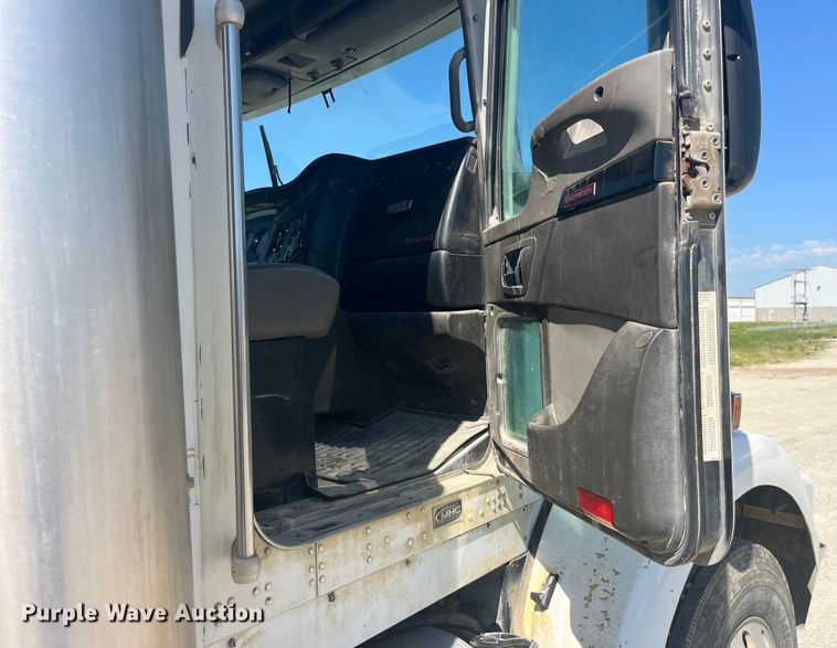 image for item EK8658 2007 Kenworth  T800 semi truck