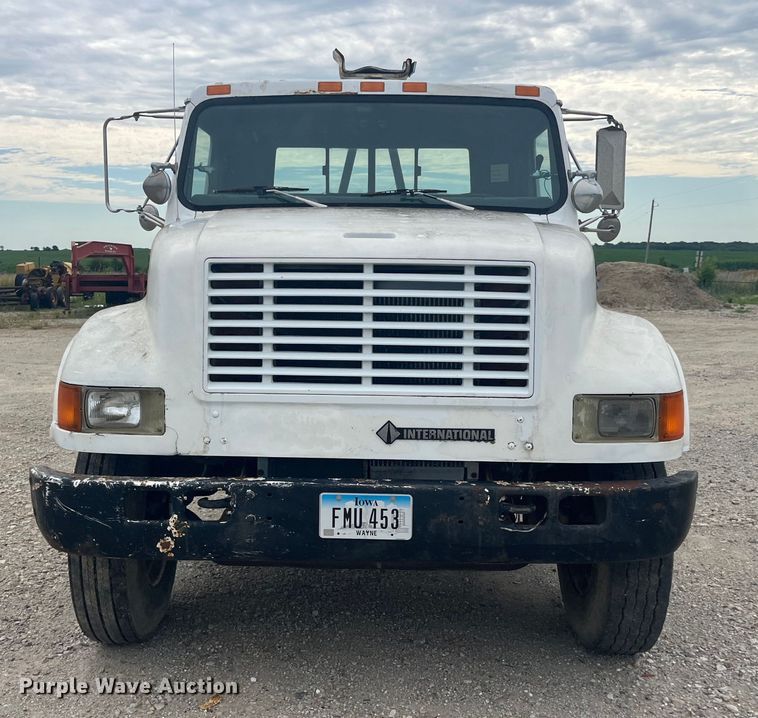 image for item EK8767 1995 International  4700 4x2 truck cab and chassis