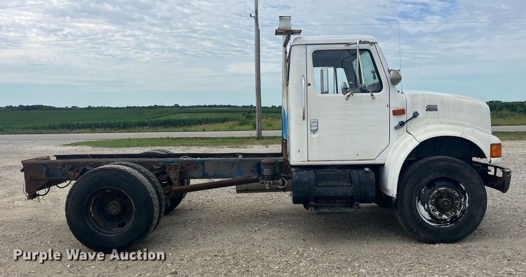 image for item EK8767 1995 International  4700 4x2 truck cab and chassis