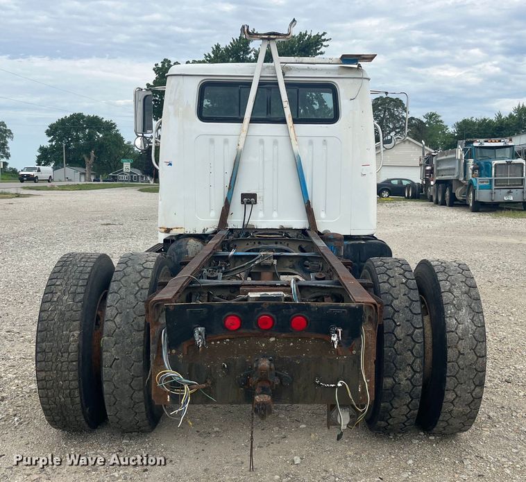 image for item EK8767 1995 International  4700 4x2 truck cab and chassis