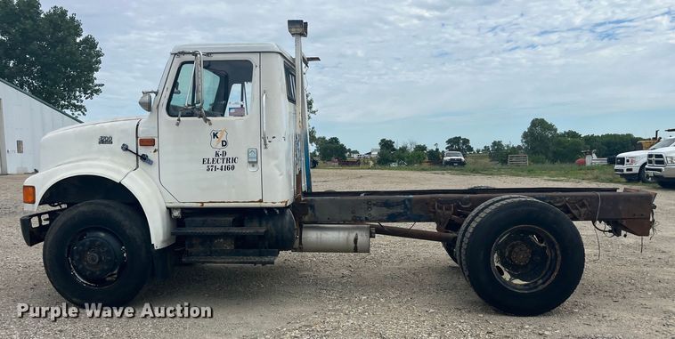 image for item EK8767 1995 International  4700 4x2 truck cab and chassis