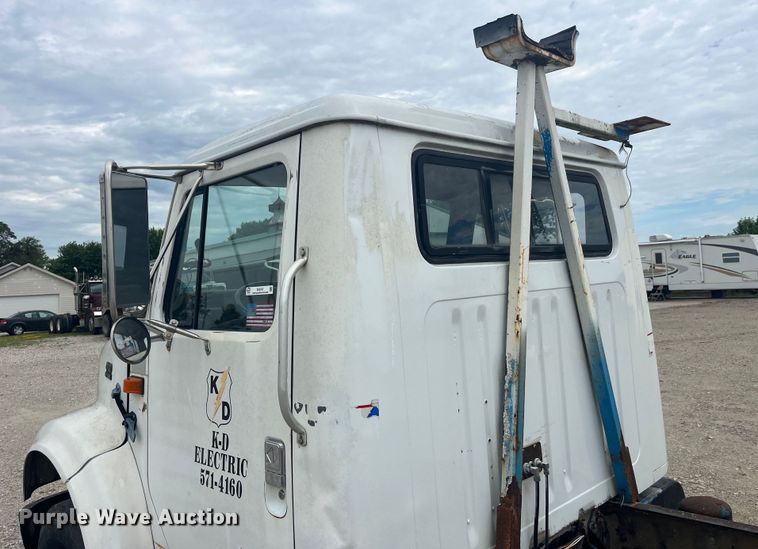 image for item EK8767 1995 International  4700 4x2 truck cab and chassis