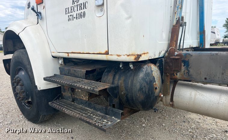 image for item EK8767 1995 International  4700 4x2 truck cab and chassis