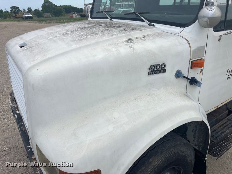 image for item EK8767 1995 International  4700 4x2 truck cab and chassis