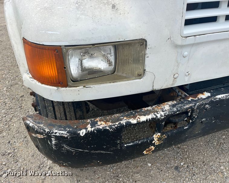 image for item EK8767 1995 International  4700 4x2 truck cab and chassis