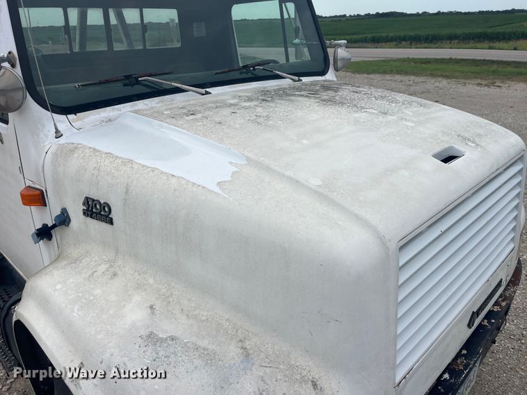 image for item EK8767 1995 International  4700 4x2 truck cab and chassis