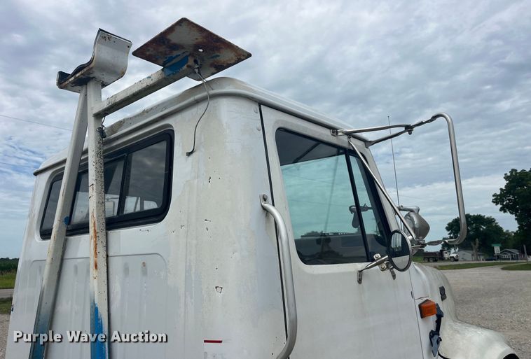 image for item EK8767 1995 International  4700 4x2 truck cab and chassis