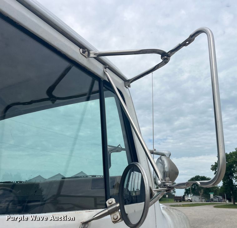 image for item EK8767 1995 International  4700 4x2 truck cab and chassis