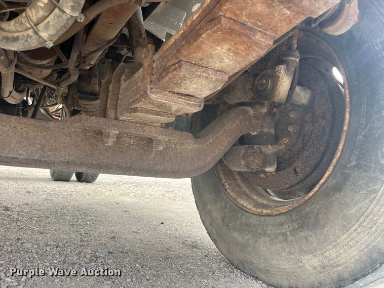 image for item EK8767 1995 International  4700 4x2 truck cab and chassis